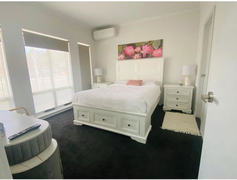 Modern Private Room With Ensuite - Great Ocean Road Tourism 0