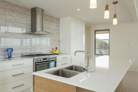 Neighbour Avenue Goolwa Beach - Wi-Fi & Linen Included - Great Ocean Road Tourism 3