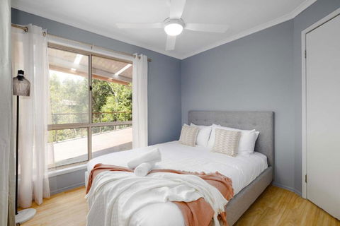 NEW 3BR Serene Creekside Retreat In Helensvale - Great Ocean Road Tourism 2