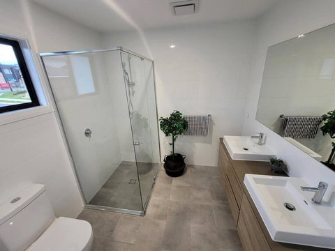 New 5 Bedroom House In Rousehill - Great Ocean Road Tourism 2