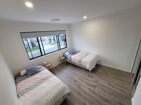 New 5 Bedroom House In Rousehill - Great Ocean Road Tourism 3