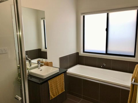 New Modern And Spacious In A Quiet Location Only 12 Min From The City - Great Ocean Road Tourism 1