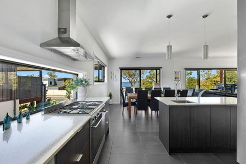 NEW - Sunrise Waters Holiday House - Great Ocean Road Tourism 1