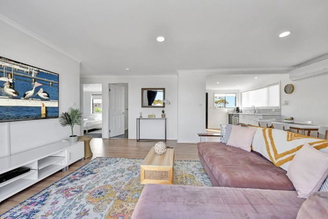 New Property Seabreeze Bungalow - Lakeview Sunset Delight At Sunshine On Lake Macquarie - Great Ocean Road Tourism 3