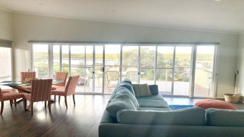 Off The Net - New Listing - Esplanade Property With Views Of The Channel - Great Ocean Road Tourism 2