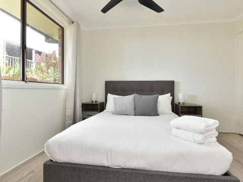 On The Lake At Fishing Point - Great Ocean Road Tourism 3