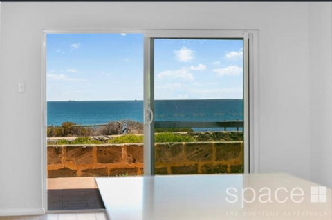 Perfect Oceanfront Cottesloe Apartment - Great Ocean Road Tourism 2