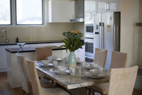 Perfectly Modern Living Home In Burwood - Great Ocean Road Tourism 0