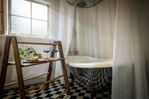 Pet-Friendly Blue Mountains Cottage With Indoor Fireplace - Great Ocean Road Tourism 1