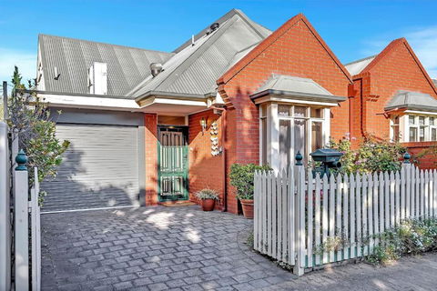 Picket Fence Cottage - Steps From Adelaide Oval - Great Ocean Road Tourism 0