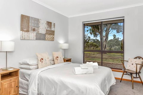 Picturesque Vineyard Farmhouse Nestled On 40-Acres - Great Ocean Road Tourism 2
