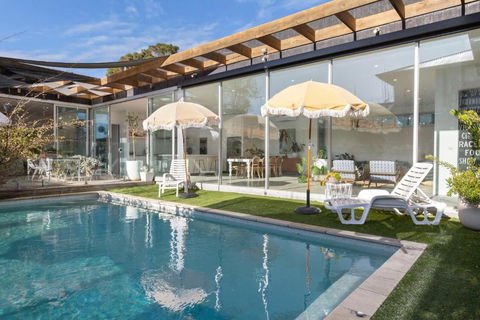 Poolside Paradise Mount Eliza - Great Ocean Road Tourism 0