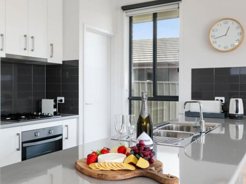 Putters Paradise 25-30 Troon Drive - Great Ocean Road Tourism 3