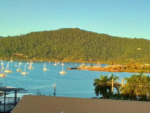 QCWA Cheerful Cottage - Airlie Beach - Great Ocean Road Tourism 0