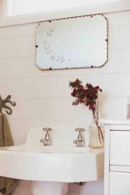 Quaint And Intimate 1-bed Seaside Cottage - Great Ocean Road Tourism 3