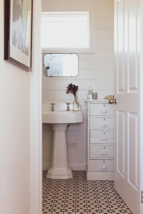 Quaint And Intimate 1-bed Seaside Cottage - Great Ocean Road Tourism 2
