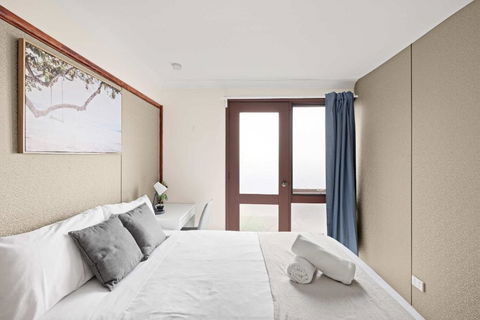 Quaint Double Room - Private Spot At Milperra - Shared Bathroom - Great Ocean Road Tourism 2
