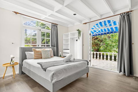 Quaint Queen Room - Convenient Location In Lindfield - Shared Bathroom - Great Ocean Road Tourism 0