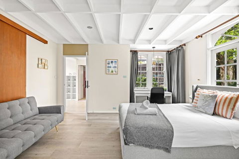 Quaint Queen Room - Convenient Location In Lindfield - Shared Bathroom - Great Ocean Road Tourism 1