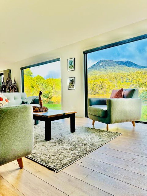 Quamby Bluff Lake House, Deloraine, Tasmania - Great Ocean Road Tourism 3