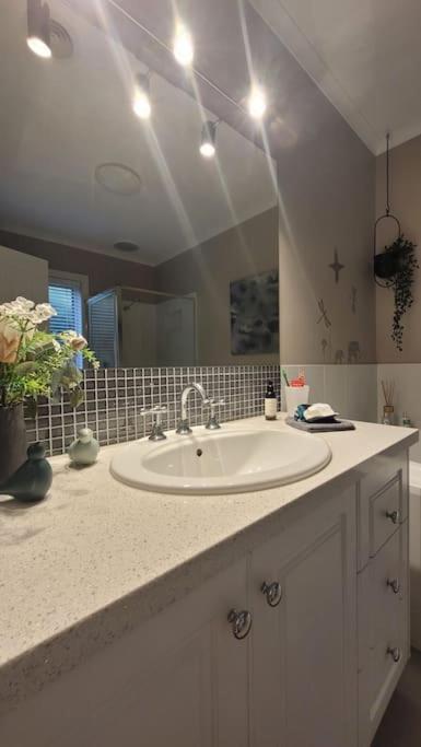 Quiet Family Retreat Getaway - Wildlife Park, Sovereign Hill, Kryall Castle And City At Your Door - Modern House, 8 Guests, 4 Bedrooms, 5 Beds - Great Ocean Road Tourism 2