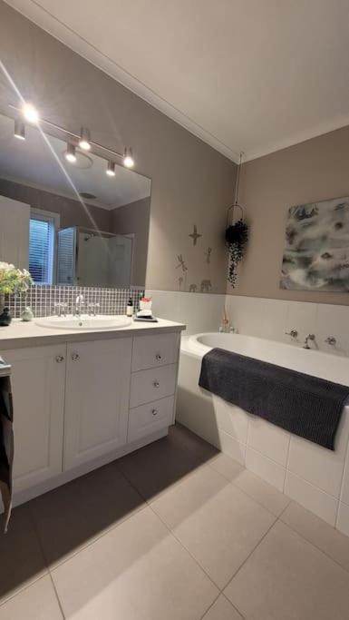 Quiet Family Retreat Getaway - Wildlife Park, Sovereign Hill, Kryall Castle And City At Your Door - Modern House, 8 Guests, 4 Bedrooms, 5 Beds - Great Ocean Road Tourism 3