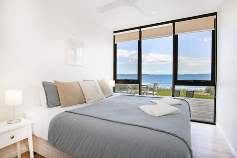 Azure Absolute Beachfront - Pet Friendly - Great Ocean Road Tourism 3