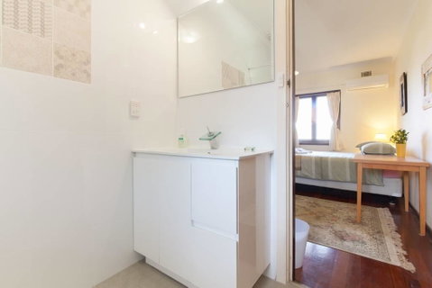 B8 Cafes, Resturants, UWA Close To SCGH - Great Ocean Road Tourism 0