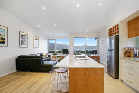 BAY VUE - Top Floor Apartment, Amazing Views! - Great Ocean Road Tourism 3