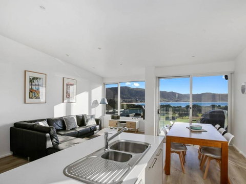BAY VUE - Top Floor Apartment, Amazing Views! - Great Ocean Road Tourism 0
