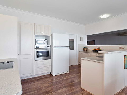 Beached Inn' 93 Foreshore Drive - Spacious Beach Front House - Great Ocean Road Tourism 2