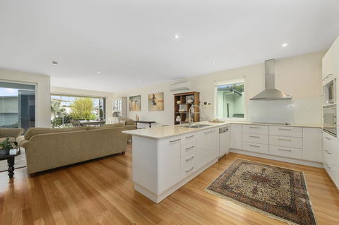 Beachfront By The CC - Family Friendly, Plunge Pool, Steps To The Beach - Great Ocean Road Tourism 3