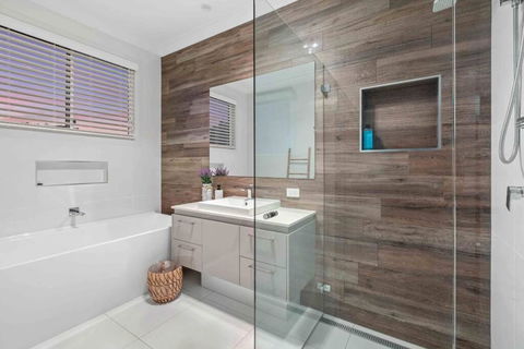 Redcliffe CBD Family Beach House - Great Ocean Road Tourism 3