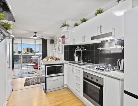 Retro Chic Vibes, Tropical Pool & Prime Location - Great Ocean Road Tourism 3