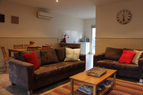 River Rock Cottage Centrally Located And Dog Friendly - Great Ocean Road Tourism 0