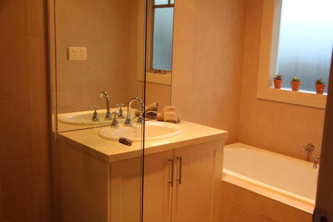 River Rock Cottage Centrally Located And Dog Friendly - Great Ocean Road Tourism 3