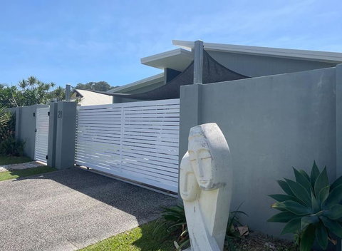 Relax At Trinity Beach Getaway, Blue Lagoon, Trinity Beach - Great Ocean Road Tourism 1