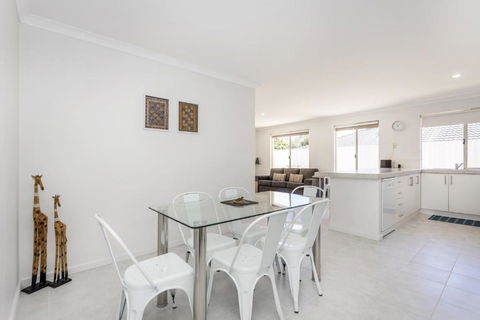 Safari Family Stay - EXECUTIVE ESCAPES - Great Ocean Road Tourism 1