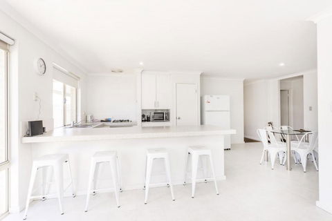 Safari Family Stay - EXECUTIVE ESCAPES - Great Ocean Road Tourism 2