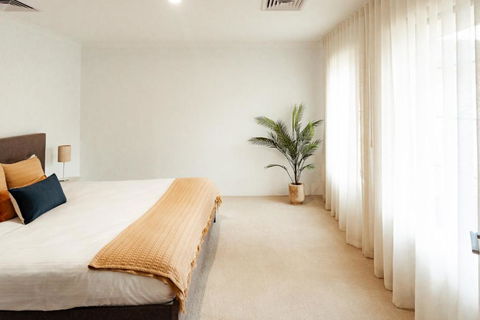 Salhus - Sleep In King Beds & Easy Walk To Town - Great Ocean Road Tourism 3