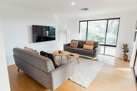 Salhus - Sleep In King Beds & Easy Walk To Town - Great Ocean Road Tourism 1