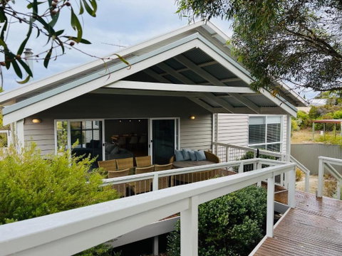 Salt Life - Pet Friendly Outside WIFI - Great Ocean Road Tourism 0