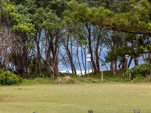 Salty Kisses On Marine Parade - Great Ocean Road Tourism 1