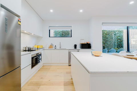 Stylish 4BR Family Townhouse With Private Courtyard - Great Ocean Road Tourism 1