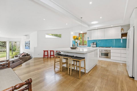 BIRDSONG - MORNINGTON - Great Ocean Road Tourism 0