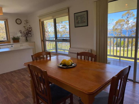 Three Island Escape - Dover - Great Ocean Road Tourism 1