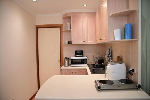 Spacious Studio In AliceSprings QueenBed+KSAirbed - Great Ocean Road Tourism 2