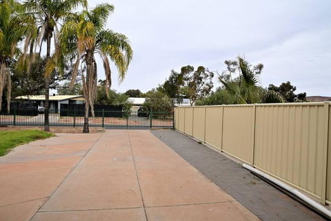 Spacious Studio In AliceSprings QueenBed+KSAirbed - Great Ocean Road Tourism 3