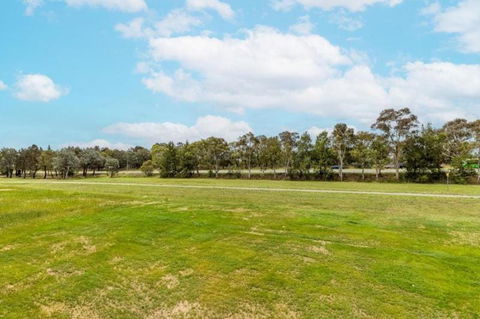 ZMITH Apartment - BROOKE, - Near AIS, GIO Stadium, UC, & Nth - Canberra Hospital - Great Ocean Road Tourism 3