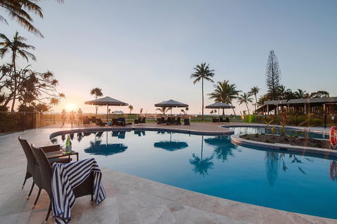 Tangalooma Island Resort Whale Watching Day Cruise With Dolphin Feeding - Great Ocean Road Tourism 4